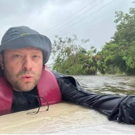 جوني لودر في رحلته مع الإعصار- الصورة من موقع  theguardian.com