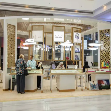 20 مصممة إماراتية يخطفن أنظار زوار اليوبيل الذهبي لمعرض "الساعات والمجوهرات". الصورة من "وام"