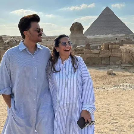 أنيل كابور وزوجته سونيتا كابور أمام الأهرامات- الصورة من حسالب أنيل كابور على إنستغرام