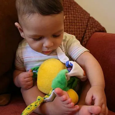 صورة لطفل في الشهر الخامس، يحاول الجلوس