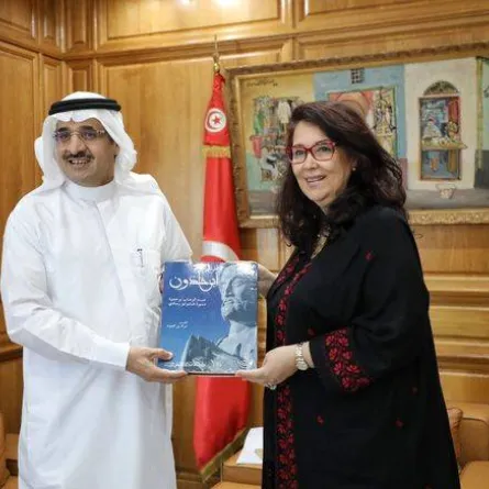 حياة قطاط القرمازي وزيرة  الثقافة وعبد العزيز بن على الصقرسفير  المملكة العربية السعودية بتونس - الصورة من حساب وزارة الثقافة على الفيسبوك
