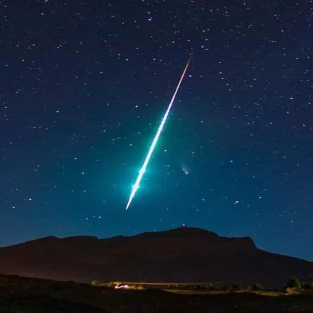 سماء السعودية تشهد ذروة تساقط شهب الثوريات الجنوبية بعد منتصف الليل - الصورة من حساب جمعية جدة الفلكية