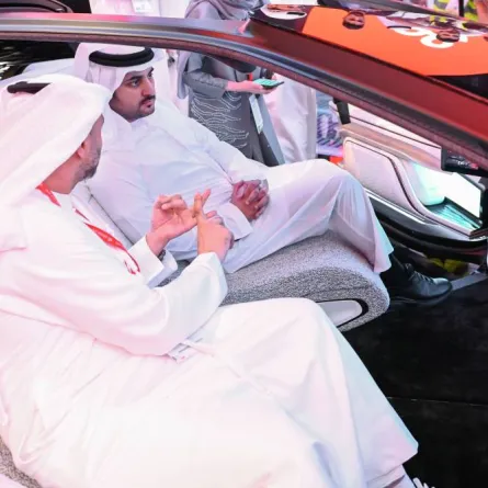 الشيخ مكتوم يطلع على المركبة الكهربائية. الصورة من مكتب دبي الإعلامي