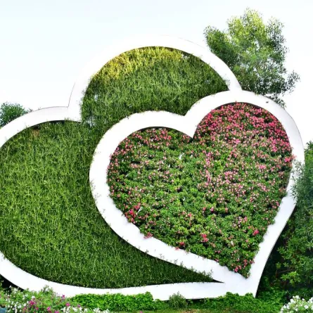مجسمات على شكل قلوب, الصورة من مكتب دبي الإعلامي