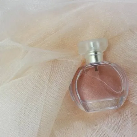 عطور نسائية، بزجاجات وردية