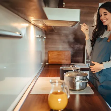 صورة لامرأة حامل تطهو