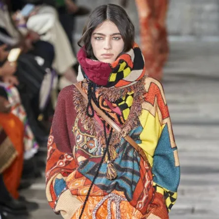 أوشحة مطبّعة من عروض خريف وشتاء 2022-2023