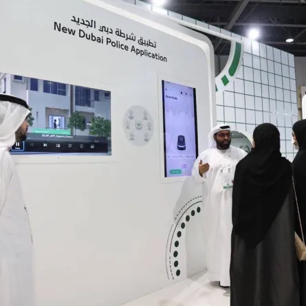شرطة دبي تطلق النسخة الجديدة لتطبيقها الذكي بـ7 لغات - الصورة من حساب شرطة دبي على تويتر
