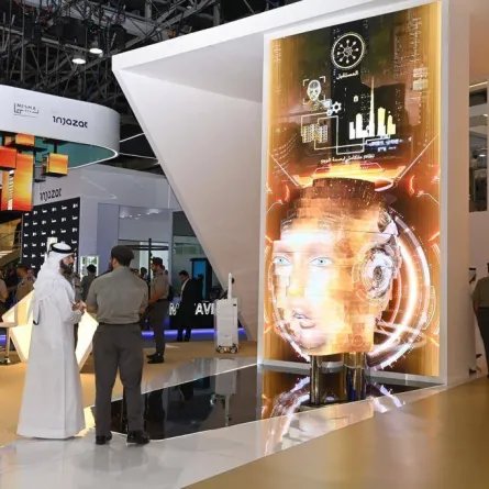 إقامة دبي تستعرض نظام "بصمة الوجه" الذي سيستخدم بكافة المعاملات مستقبلا. الصورة من "وام"