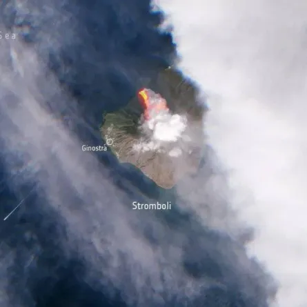 صورة الانفجار البركاني في جزيرة سترومبولي الإيطالية