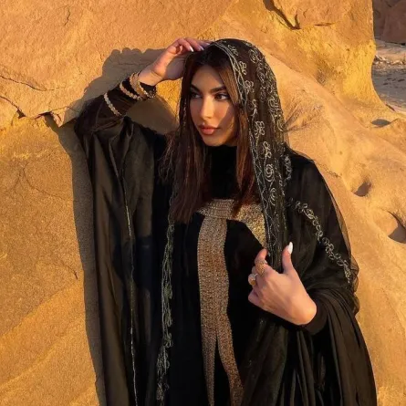 موديلات عبايات باللون الأسود