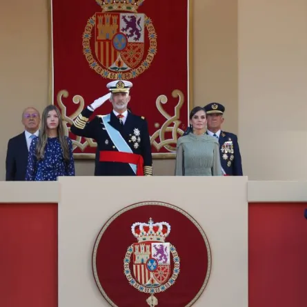 الملك الإسباني فيليب- الصورة من حساب Casa Real على تويتر الملك فيليب والملكة ليتيزيا وإنفانتا صوفيا في اليوم الوطني