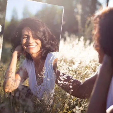 النظر في المرآة