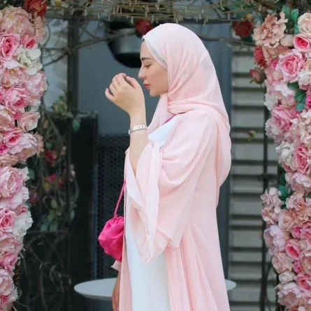 عبايات خليجية باللون الزهري