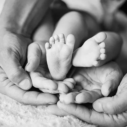 صورة تعبيرية عن حماية الرضيع