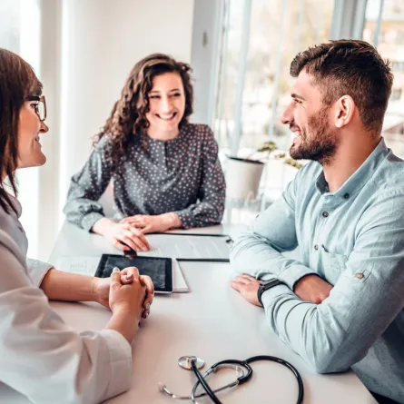 صورة لزوجين مع الطبيبة