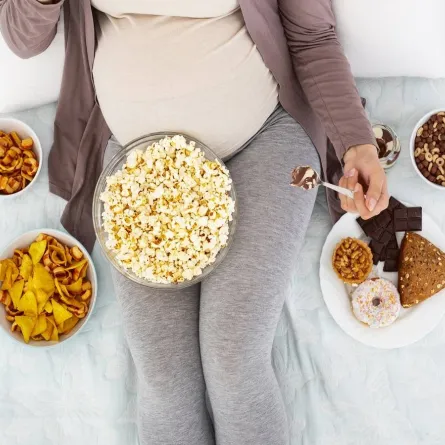 صورة لامرأة حامل تتناول الطعام