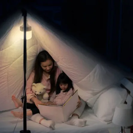 صورة لأم تقرأ القصص لطفلها