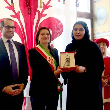 الريم بنت عبدالله الفلاسي تسلمت الهدية التذكارية. الصورة من "وام"