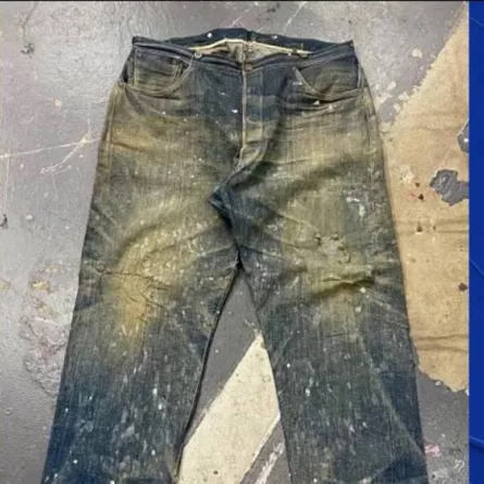 صورة البنطال الجينز الذي تم بيعه في المزاد