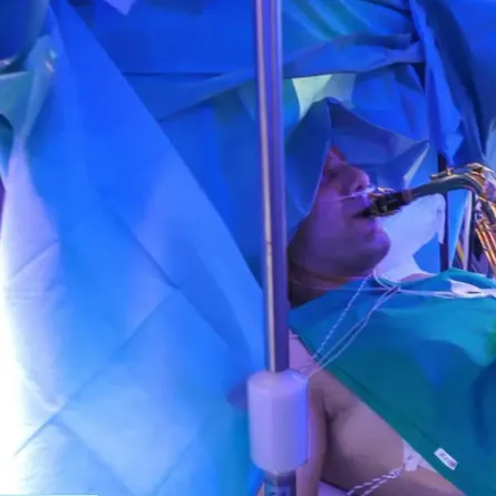 مريض يعزف على آلة "الساكسفون" أثناء خضوعه لعملية جراحية دقيقة في المخ - الصورة من موقع " nypost"