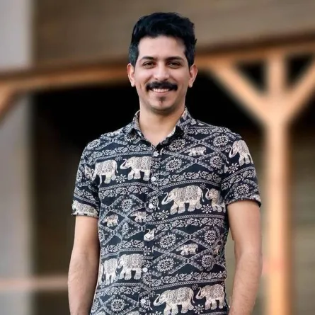 أيمن مطهر - صورة من صفحته الرسمية على انستغرام