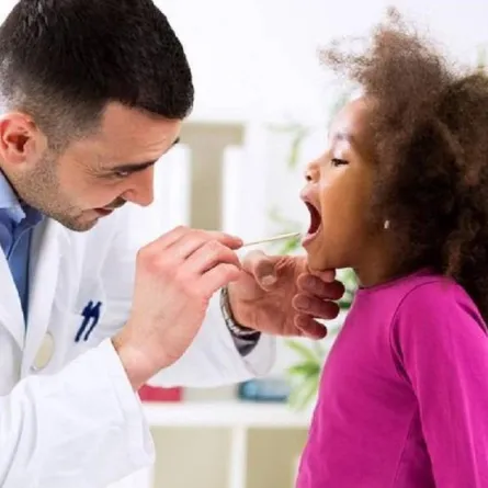 صورة لطفلة وطبيب