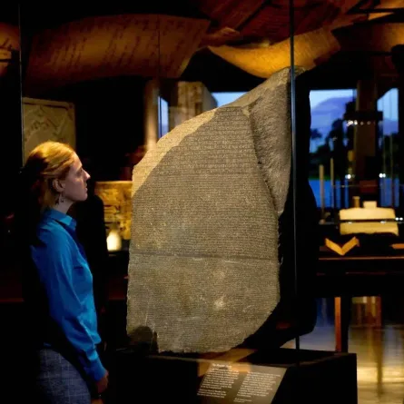 المتحف البريطاني يحتفل بفك رموز حجر رشيد، بمعرض (الهيروغليفية: فتح مصر القديمة) 