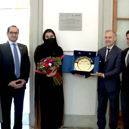 تصميم لوحة تذكارية باسم الشيخة فاطمة بنت مبارك تكريما لجهودها في تخفيف معاناة المسنين المصابين بكورونا - الصورة من وام