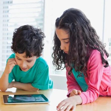 صورة لأطفال يشاهدوا الهاتف