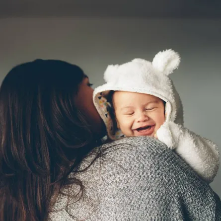 صورة لطفل وأمه