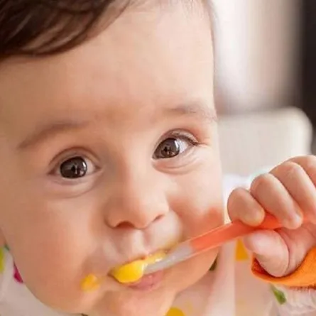 صورة لطفل يتناول الطعام