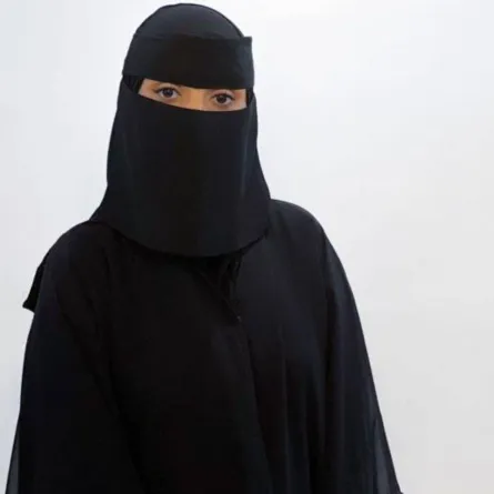 تظهر الصورة شخصية نسرين