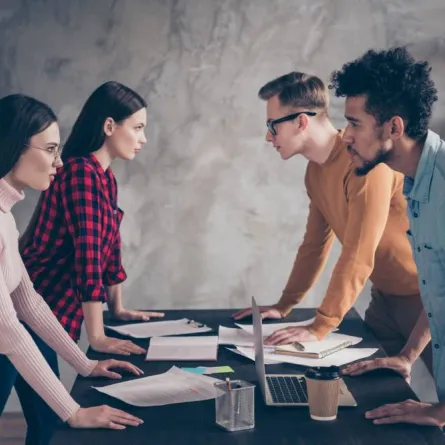 على المدير حلّ مشكلات فريق العمل