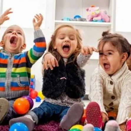 صورة لأطفال يلعبون