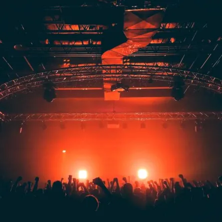 وفاة مايكل بنجامين، على المسرح- الصورة من موقع Unsplash