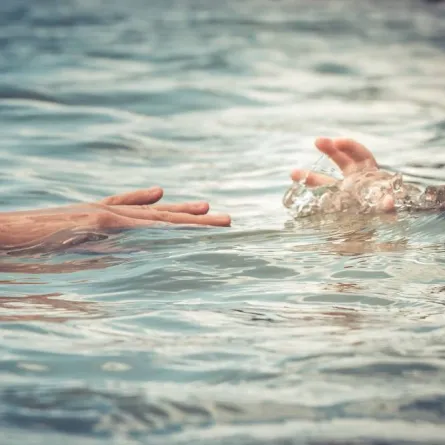 طالب سعودي ينقذ حياة طفل سقط في خزان صرف صحي بالقصيم - الصورة من healthnexus