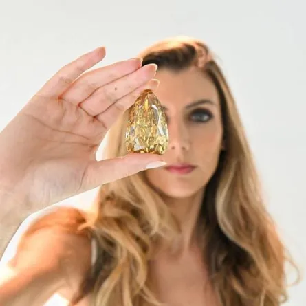 ألماسة "الكناري الذهبي" الفاخرةألماسة "الكناري الذهبي" الفاخرة