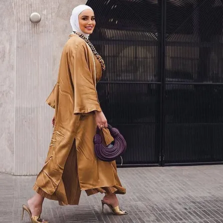 معاطف باللون الجملي للمحجبات