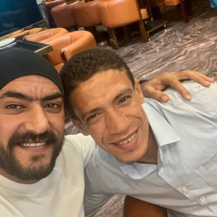 أحمد العوضي وعامل النظافة - الصورة من صفحته الرسمية على الفيس بوك