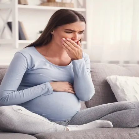 صورة لامرأة حامل تعاني من السعال