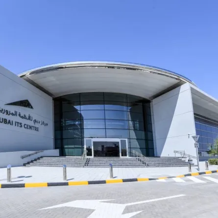 مشروع توسعة الأنظمة المرورية الذكية غطى 60% من الطرق الرئيسة في دبي. الصورة من "وام"