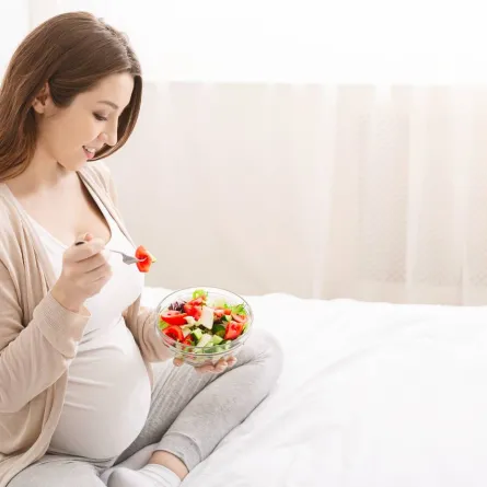 صورة لحامل تأكل