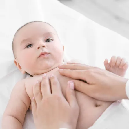 صورة لرضيع وطبيب