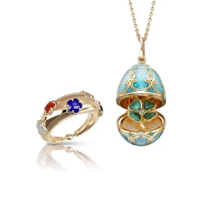 موديلات مجوهرات على شكل زهرة البرسيم لإطلالة عصرية بالعباية