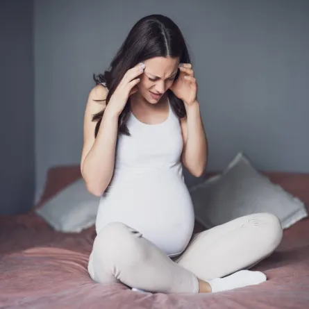 صورة لامرأة حامل تعاني من الصداع