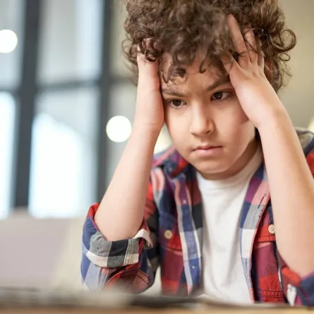 صورة لطفل يبدو عليه الغضب