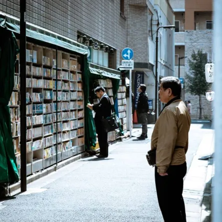 تباع في الشوارع دون بائع (Hay on Wye) مدينة الكتب العريقة 