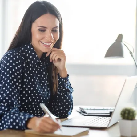 موظفة تؤدي عملها