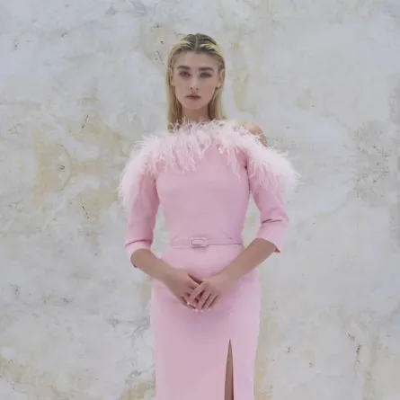 موديلات فساتين باللون الوردي الناعم